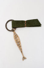 Load image into Gallery viewer, Pesci Che Volano - Olive Fish Keyring