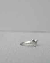 Load image into Gallery viewer, Pesci Che Volano - Cuore Rosso Heart Silver Ring