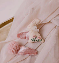 Load image into Gallery viewer, Confetti Kidz - Embroidered Clip Set - Bunny Hop
