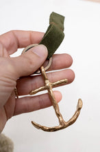 Load image into Gallery viewer, Pesci Che Volano - Popeye Keyring

