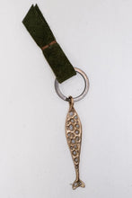 Load image into Gallery viewer, Pesci Che Volano - Olive Fish Keyring
