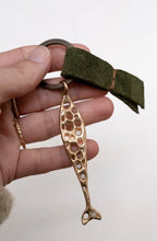 Load image into Gallery viewer, Pesci Che Volano - Olive Fish Keyring
