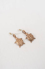 Load image into Gallery viewer, Pesci Che Volano - Lentezza Earrings Turtle
