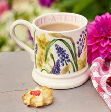 Load image into Gallery viewer, Emma Bridgewater - Flowers Tete - A - Tete &amp; Grape Hyacinth 1/2 Pint Mug
