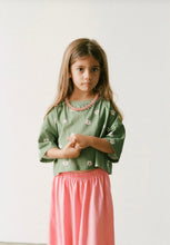 Load image into Gallery viewer, Illoura - Cropped Tee | Field Daisy

