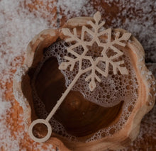 Load image into Gallery viewer, Kinfolk Pantry - Snowflake Bubble Wand - Eco Sensory Toy
