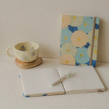 Load image into Gallery viewer, Kayu &amp; Co - Hanami Journal &amp; Flower Pen Set
