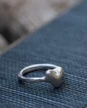 Load image into Gallery viewer, Pesci Che Volano - Cuore Rosso Heart Silver Ring
